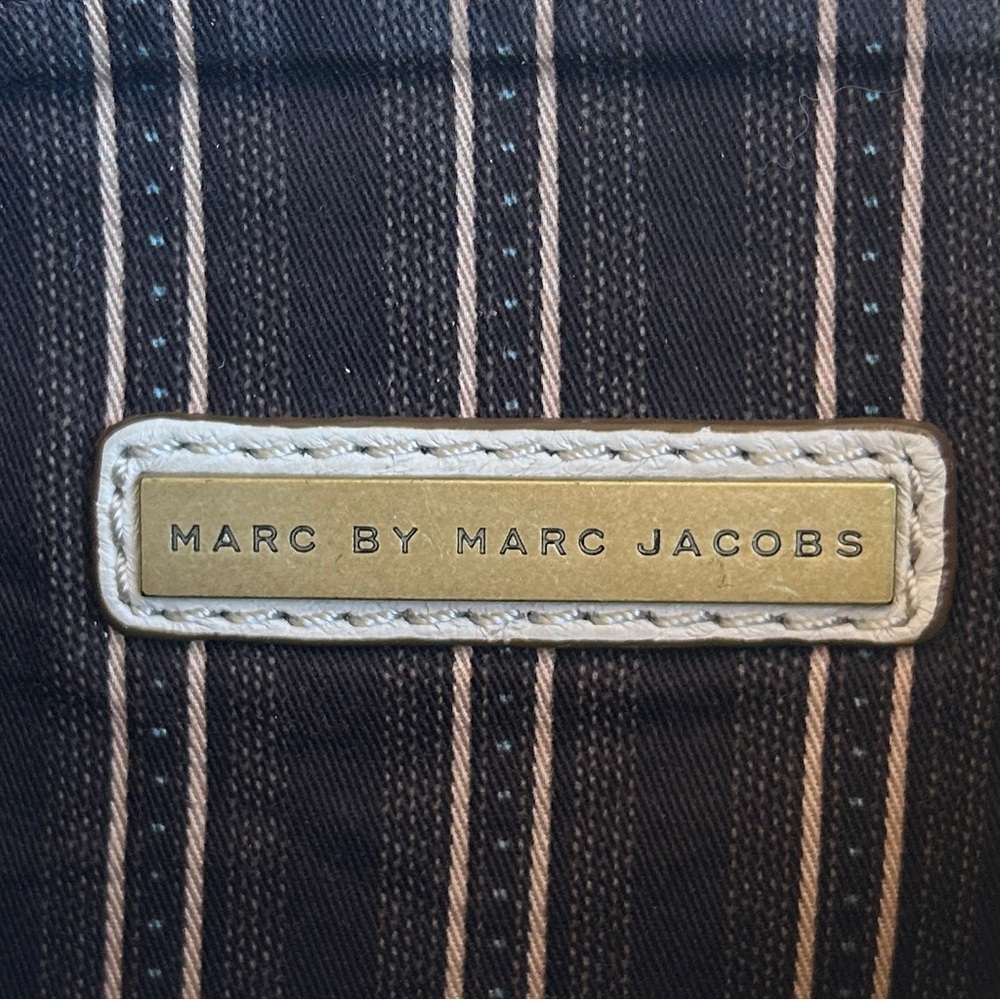 Marc by Marc Jacobs Fold-Over Leather Clutch Gold Medallion creamy white EUC - Picture 2 of 10
